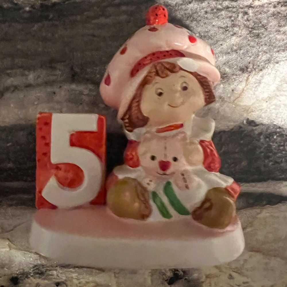 Vintage 1980’s Strawberry shortcake 5 figurine
